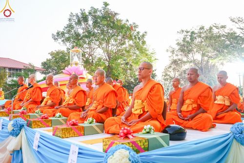 ภาพ No.195305:พิธีตักบาตรพระธรรมยาตรา ณ อนุสรณ์สถานลำดับที่ 3 สถานที่เกิดใหม่ในเพศสมณะ วัดสองพี่น้อง ต.ต้นตาล อ.สองพี่น้อง จ.สุพรรณบุรี ในโครงการธรรมยาตรา กตัญญูบูชา มหาปูชนียาจารย์ พระมงคลเทพมุนี(สด จนฺทสโร) พระผู้ปราบมาร ปีที่ 13 วันที่ 15 มกราคม พ.ศ.2568