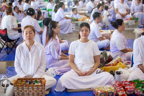 ภาพ No.221941:วันที่ 4 พฤษภาคม พ.ศ. 2568 พิธีตักบาตร เนื่องในวันอาทิตย์ต้นเดือน ณ บ้านแก้วเรือนทองคุณยายฯ วัดพระธรรมกาย