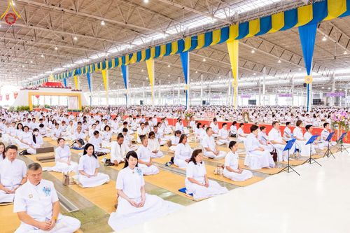 ภาพ No.219369:วันอังคารที่ 22 เมษายน พ.ศ. 2568 พิธีมอบปัจจัยช่วยเหลือครู 4 จังหวัดชายแดนภาคใต้ , พิธีกล่าวคำถวายอุปกรณ์ เพื่อเตรียมการต้อนรับคณะสงฆ์ฯ , พิธีกล่าวคำถวายภัตตาหารเป็นสังฆทาน , คณะสงฆ์ฉันภัตตาหารเพล  เนื่องในวันคุ้มครองโลก พิธีถวายมหาสังฆทานแด่คณะสงฆ์