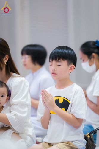 ภาพ No.60741:พิธีตักบาตรพระภิกษุสามเณร ธรรมทายาทระดับอุดมศึกษา วันเสาร์ที่ 20 เมษายน พ.ศ. 2567 ณ ห้องปฎิบัติธรรม ชั้นลอย มหารัตนวิหารคด 13 วัดพระธรรมกาย จ.ปทุมธานี