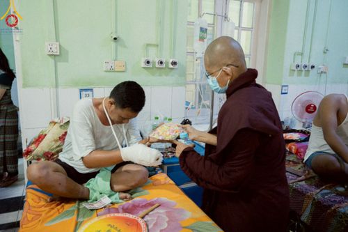 ภาพ No.220270:วันที่ 17 เมษายน พ.ศ. 2568 ผู้แทนวัดพระธรรมกาย ลงพื้นที่เยียวยา ซับน้ำตาเหยื่อแผ่นดินไหวมัณฑะเลย์