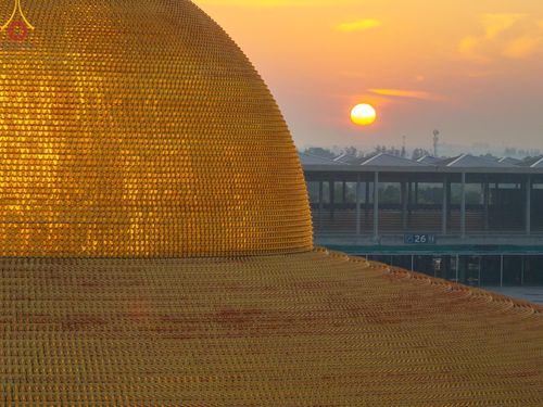 ภาพ No.187708:พิธีตักบาตรฉลองพระใหม่ ต้อนรับพุทธศักราช 2568 ณ ลานธรรมพระมหาธรรมกายเจดีย์ วัดพระธรรมกาย จ.ปทุมธานี วันที่ 1 มกราคม พ.ศ. 2568