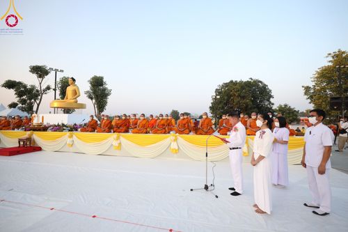 ภาพ No.101731:ตักบาตรพระ 10,000 รูป เติมบุญให้แผ่นดิน เนื่องในโอกาส 192 ปี จังหวัดกาญจนบุรี หนึ่งในโครงการตักบาตรพระ 2,000,000 รูป  77 จังหวัดทุกวัดทั่วไทย วันจันทร์ที่ 11 ธันวาคม พ.ศ. 2566 บริเวณถนนสองแคว (SKY WALK) เมืองกาญจนบุรี