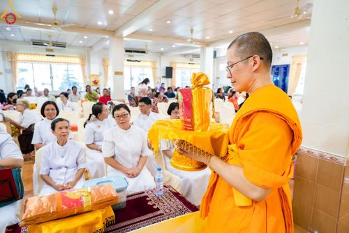 ภาพ No.170813:พิธีทอดกฐิน ณ วัดคูหาสวรรค์ จ.ราชบุรี ในโครงการกฐินสามัคคีทั่วไทย 30,000 วัด บูชาธรรม 80 ปี หลวงพ่อธัมมชโย โดยคณะศิษยานุศิษย์วัดพระธรรมกาย วันที่ 27 ตุลาคม พ.ศ. 2567