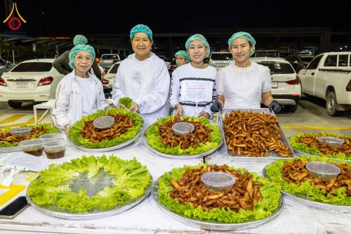 ภาพ No.203638:พิธีถวายภัตตาหารเป็นสังฆทาน แด่พระธรรมยาตรา ณ วัดพระธรรมกาย ตำบลคลองสาม อำเภอคลองหลวง จังหวัดปทุมธานี ในโครงการธรรมยาตรา กตัญญูบูชา มหาปูชนียาจารย์ พระมงคลเทพมุนี(สด จนฺทสโร) พระผู้ปราบมาร อนุสรณ์สถาน 7 แห่ง ปีที่ 13 วันที่ 30 มกราคม พ.ศ. 2568