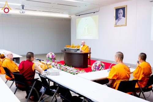 ภาพ No.222483:วันที่ 21 เมษายน พ.ศ. 2568 หลวงพ่อทัตตชีโวต้อนรับคณะสงฆ์จีน ณ อาคาร 100 ปี คุณยายมหารัตนอุบาสิกาจันทร์ ขนนกยูง วัดพระธรรมกาย