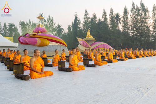 ภาพ No.191653:พระธรรมยาตราปฏิบัติธรรม และถ่ายภาพหมู่ประวัติศาสตร์ ณ อนุสรณ์สถานคลองบางนางแท่น อ.สามพราน จ.นครปฐม ในโครงการธรรมยาตรา กตัญญูบูชา มหาปูชนียาจารย์ พระมงคลเทพมุนี(สด จนฺทสโร) พระผู้ปราบมาร อนุสรณ์สถาน 7 แห่ง ปีที่ 13 วันที่ 8 มกราคม พ.ศ. 2568