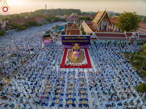 ภาพ No.111978:พิธีจุดประทีปถวายเป็นพุทธบูชา และบูชาธรรมมหาปูชนียาจารย์ พระมงคลเทพมุนี(สด จนฺทสโร) ในโครงการธรรมยาตรา กตัญญูบูชา มหาปูชนียาจารย์ พระมงคลเทพมุนี(สด จนฺทสโร) พระผู้ปราบมาร อนุสรณ์สถาน 7 แห่ง ปีที่ 12 วันที่ 14 มกราคม พ.ศ. 2567 ณ วัดสองพี่น้อง อ.สองพี่น้อง