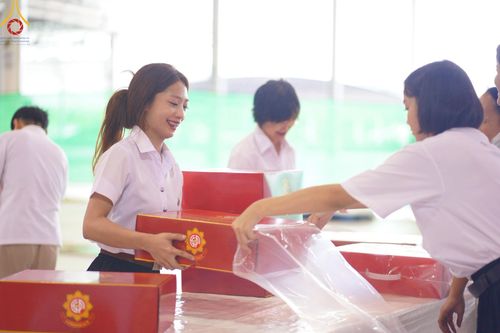 ภาพ No.214299:วันที่ 29 มีนาคม พ.ศ.2568 กิจกรรมใส่ถุงซิปกล่องไทยธรรม เพื่อรักษาความประณีตของกล่องไทยธรรม ในทุกสภาพอากาศ ณ บ้านแก้วเรือนทองคุณยาย วัดพระธรรมกาย