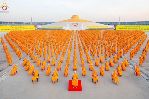 ภาพ No.102241:พระธรรมทายาทในโครงการอุปสมบทหมู่ บูชาธรรมมหาปูชนียาจารย์ ร่วมปฏิบัติธรรม ถ่ายภาพหมู่ประวัติศาสตร์ และรับฟังโอวาทจากหลวงพ่อทัตตชีโว ณ ลานธรรม พระมหาธรรมกายเจดีย์ วัดพระธรรมกาย วันที่ 15 ธันวาคม พ.ศ. 2566