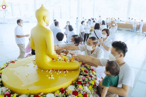 สาธุชนร่วมสรงน้ำพระและทำบุญ เนื่องในวันสงกรานต์ ณ หอฉันคุณยายอาจารย์ฯ วัดพระธรรมกาย วันที่ 13 เมษายน พ.ศ. 2566