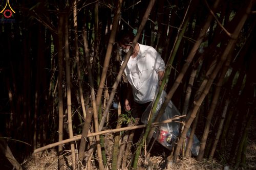 ภาพ No.220431:วันที่ 23-25 เมษายน พ.ศ. 2568 เจ้าหน้าที่และสาธุชนช่วยกัน รับบุญเก็บงานวันคุ้มครองโลก ณ วัดพระธรรมกาย