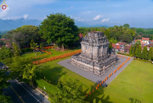 ภาพ No.105147:สามเณรธรรมทายาทชาวอินโดนีเซียกว่า 1,000 รูป เดินธรรมยาตรา บูชาพระสัมมาสัมพุทธเจ้า ณ มหาเจดีย์บุโรพุทโธ ประเทศอินโดนีเซีย ในวันที่ 27 ธันวาคม พ.ศ. 2566