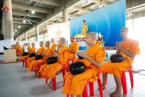 ภาพ No.145625:พิธีตักบาตรโครงการบรรพชาสามเณร โรงเรียนนานาชาติ รุ่นที่ 13 ณ มหารัตนวิหารคด 9 วัดพระธรรมกาย วันเสาร์ที่ 20 กรกฎาคม พ.ศ. 2567