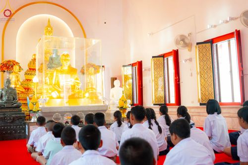 ภาพ No.189538:พิธีทอดผ้าป่าทำนุบำรุงศาสนสถาน ในโครงการธรรมยาตรา กตัญญูบูชา มหาปูชนียาจารย์ พระมงคลเทพมุนี(สด จนฺทสโร) พระผู้ปราบมาร อนุสรณ์สถาน 7 แห่ง ปีที่ 13 ณ วัดสองพี่น้อง ต.ต้นตาล อ.สองพี่น้อง จ.สุพรรณบุรี วันที่ 5 มกราคม พ.ศ. 2568