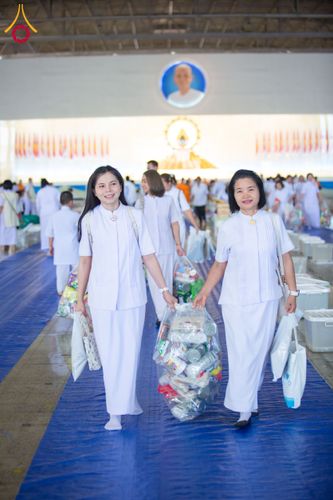 ภาพ No.209299:วันอาทิตย์ที่ 2 มีนาคม พ.ศ. 2568 พิธีตักบาตร ข้าวสารอาหารแห้ง ณ บ้านแก้วเรือนทองคุณยายฯ สภาธรรมกายสากล วัดพระธรรมกาย