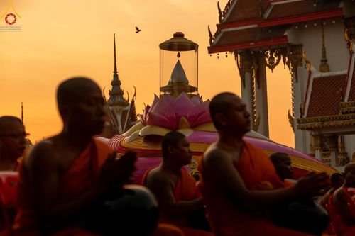 ภาพ No.197604:พิธีตักบาตรพระธรรมยาตรา ณ อนุสรณ์สถานลำดับที่ 4 สถานที่เกิดด้วยกายธรรม วัดโบสถ์(บน) ต.บางคูเวียง จ.นนทบุรี ในโครงการธรรมยาตรา กตัญญูบูชา มหาปูชนียาจารย์ พระมงคลเทพมุนี(สด จนฺทสโร) พระผู้ปราบมาร อนุสรณ์สถาน 7 แห่ง ปีที่ 13 วันที่ 19 มกราคม พ.ศ. 2568