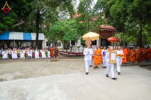 ภาพ No.146661:พิธีต้อนรับสัญญาบัตร พัดยศ ผ้าไตร ในโอกาสที่พระบาทสมเด็จพระเจ้าอยู่หัว ทรงพระกรุณาโปรดพระราชทานสัญญาบัตรตั้งสมณศักดิ์ พระวิมลศาสนวิเทศ (สำรวจ กมโล) เจ้าอาวาสวัดไทยนอร์เวย์ เป็นพระราชาคณะชั้นราช ในราชทินนามที่ “พระราชวชิรศาสนวิเทศ”