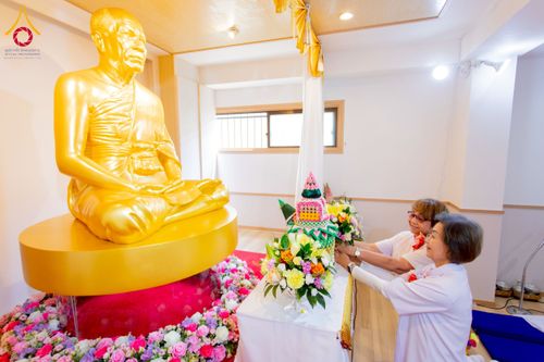 ภาพ No.221254:วันศุกร์ที่ 25 เมษายน พ.ศ. 2568 พิธีอัญเชิญรูปเหมือนพระมงคลเทพมุนี (สด จนฺทสโร) พระผู้ปราบมาร พิธีทอดผ้าป่าสามัคคี 25 ปี พิธีถวายสังฆทาน 15 วัด แด่เจ้าอาวาสภาคพื้นเอเชีย และแอฟริกา ในวาระครบ 25 ปี วัดพระธรรมกายโอซาก้า ประเทศญี่ปุ่น