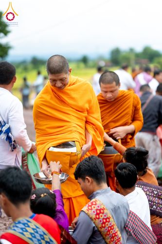 ภาพ No.174415:พิธีตักบาตรพระ,พิธีทอดผ้าป่า พิธีกลั่นแผ่นดินโปรยรัตนชาติ  สร้างพระอุโบสถและเจดีย์ วัดป่าสัมมาทิฏฐิและวัดสิริขันโท แขวงอัตตะปือ สปป. ลาว วันที่ 29 ตุลาคม พ.ศ. 2567