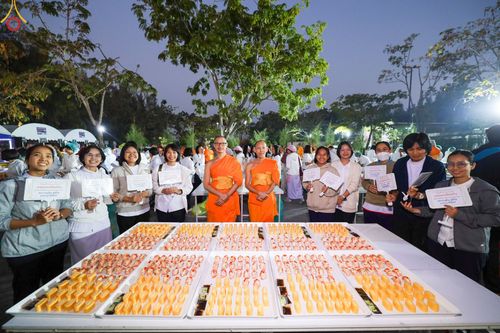 ภาพ No.189934:พิธีถวายภัตตาหารเป็นสังฆทาน แด่พระธรรมยาตรา ณ อนุสรณ์สถานมหาวิหารพระมงคลเทพมุนี (โลตัสแลนด์) อ.สองพี่น้อง จ.สุพรรณบุรี ในโครงการธรรมยาตรา กตัญญูบูชา มหาปูชนียาจารย์ พระมงคลเทพมุนี(สด จนฺทสโร) พระผู้ปราบมาร อนุสรณ์สถาน 7 แห่ง ปีที่ 13 วันที่ 6 มกราคม 2568