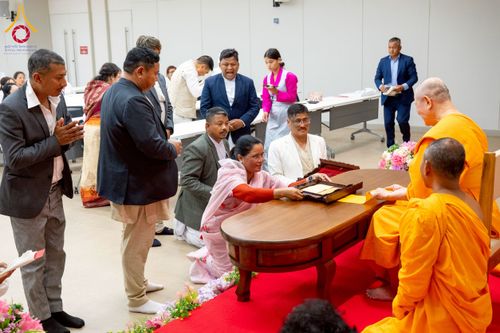 ภาพ No.222679:วันที่ 23 เมษายน พ.ศ. 2568 หลวงพ่อทัตตชีโวต้อนรับคณะสงฆ์เนปาล ณ อาคาร 100 ปี คุณยายมหารัตนอุบาสิกาจันทร์ ขนนกยูง วัดพระธรรมกาย