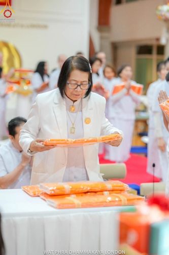 ภาพ No.159884:พิธีบูชาข้าวพระ วันอาทิตย์ต้นเดือน ณ วัดพระธรรมกายลอนดอน วันที่ 6 ตุลาคม พ.ศ. 2567