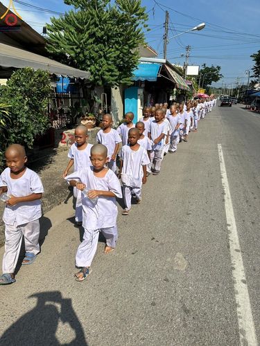 ภาพ No.133408:พิธีขอขมารับผ้าไตร, พิธีบรรพชาสามเณร, สามเณรออกบิณฑบาต ในโครงการบรรพชาสามเณร ฟื้นฟูพระพุทธศาสนาทั่วไทย  ณ ศูนย์ปฏิบัติธรรม และอบรมเยาวชนเมืองยะลา วันที่ 3 เมษายน พ.ศ. 2567