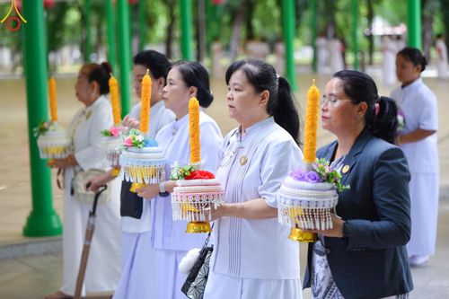 ภาพ No.144581:ชาวอำเภอคลองหลวง จังหวัดปทุมธานี ถวายเทียนพรรษามหามงคล เนื่องในเทศกาลเข้าพรรษา ประจำปี 2567 แด่คณะสงฆ์วัดพระธรรมกาย  วันพฤหัสบดีที่ 18 กรกฎาคม พ.ศ. 2567