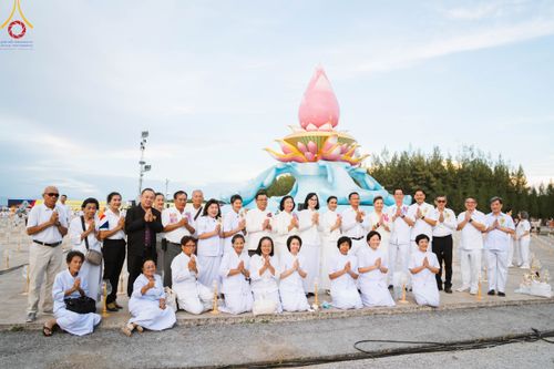 ภาพ No.91622:พิธีทอดผ้าป่า สร้างลานเอนกประสงค์พญานาค 4 ตระกูล จุดประทีปโคมลาน ถวายเป็นพุทธบูชา  สร้างความสว่างไสวให้กับแผ่นดินด้วยแสงธรรม วันอาทิตย์ที่ 29 ตุลาคม พ.ศ. 2566 ณ พุทธอุทยานนานาชาติ จังหวัดหนองคาย