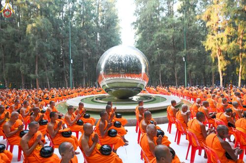 ภาพ No.190187:พิธีตักบาตรพระธรรมยาตรา ณ อนุสรณ์สถานลำดับที่ 1 สถานที่เกิดด้วยรูปกายเนื้อ อนุสรณ์สถานมหาวิหารพระมงคลเทพมุนี (โลตัสแลนด์) อ.สองพี่น้อง จ.สุพรรณบุรี ในโครงการธรรมยาตรา กตัญญูบูชา มหาปูชนียาจารย์ พระมงคลเทพมุนี(สด จนฺทสโร) พระผู้ปราบมาร อนุสรณ์สถาน 7 แห่ง 
