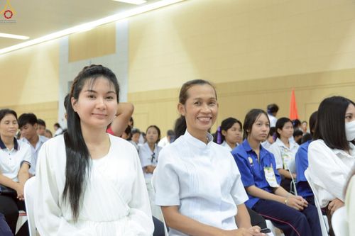 ภาพ No.245882:วันเสาร์ที่ 13 กันยายน พ.ศ. 2568 พิธีมอบผ้าไตรประธานกฐินสัมฤทธิ์เด็กดี V-Star ณ สภาธรรมกายสากล วัดพระธรรมกาย