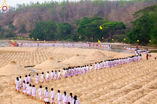 ภาพ No.63240:Photo Story  มหัศจรรย์วัดดงดินแดง Episode 1  พิธีปลงผมนาคธรรมทายาท  ในโครงการบรรพชาอุปสมบทหมู่ ฟื้นฟูพระพุทธศาสนาทั่วไทย วัดดงดินแดง ณ ลำน้ำแม่ตื่น อ.อมก๋อย จ.เชียงใหม่ วันที่ 2 เมษายน พ.ศ. 2567