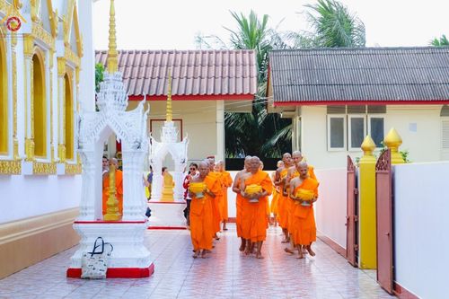 ภาพ No.186422:พิธีตัดปอย ปลงผม เวียนประทักษิณ  มอบบาตรผ้าไตร ขอขมาผู้ปกครอง และพิธีบรรพชาอุปสมบท  โครงการอุปสมบทหมู่บูชาธรรมมหาปูชนียาจารย์  ประจำปี 2567 ณ ศูนย์ปฏิบัติธรรมภาคใต้และวัดคงคาเลียบ อ.บางกล่ำ จ.สงขลา วันอาทิตย์ที่ 8 ธันวาคม พ.ศ. 2567