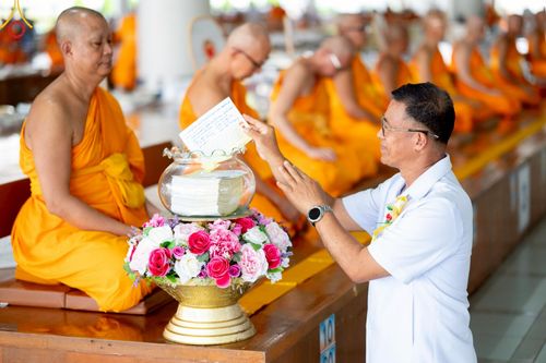 ภาพ No.220663:วันเสาร์ที่ 26 เมษายน พ.ศ.2568 (วันพระ แรม 15 ค่ำ เดือน 5) พิธีถวายภัตตาหารเมนูสวรรค์ "เพื่อการบรรลุธรรม" และ พิธีบุพเปตพลี ครั้งที่ 163 ร่วมอุทิศบุญแด่หมู่ญาติที่ล่วงลับไปแล้ว และสืบทอดอายุพระพุทธศาสนา ณ หอฉันคุณยายอาจารย์ฯ วัดพระธรรมกาย