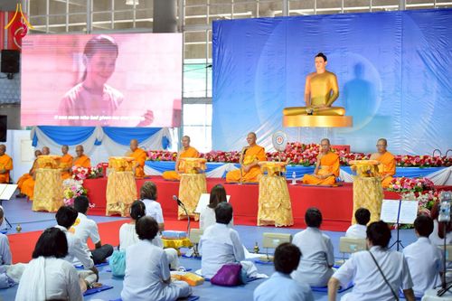 ภาพ No.238062:วันอังคารที่ 12 สิงหาคม พ.ศ. 2568 กิจกรรมวันแม่แห่งชาติ พิธีเปิดห้องปฎิบัติธรรม "กลางใส ใจสว่าง" (World Inner Peace Meditation Room) พิธีลูกกราบคุณแม่-คุณพ่อ พิธีทอดผ้าป่ากองทุนเลี้ยงพระ&กฐิน 30,000 วัด(บูชาธรรมหลวงพ่อ) พิธีไถ่โคท้อง 2 ตัว  ณ วิหารคด 2 ว