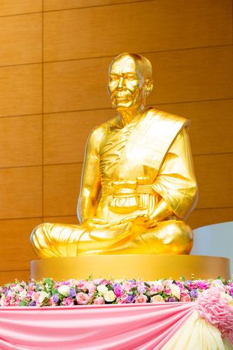 ภาพ No.159934:พิธีปฎิบัติธรรม , พิธีสักการะพระมงคลเทพมุนี (สด จนฺทสโร) พระผู้ปราบมาร ณ สภาธรรมกายสากล วัดพระธรรมกาย วันพฤหัสบดีที่ 10 ตุลาคม พ.ศ. 2567