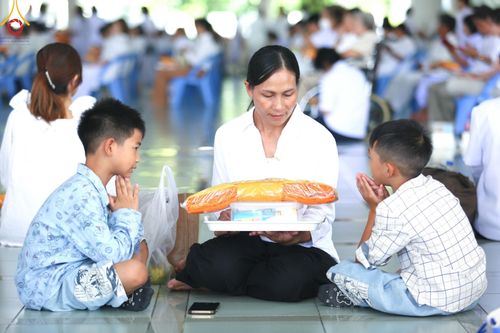 ภาพ No.162097:พิธีถวายภัตตาหารเมนูสวรรค์ เนื่องในวันออกพรรษา (ขึ้น 15 ค่ำ เดือน 11) วันพฤหัสบดีที่ 17 ตุลาคม พ.ศ. 2567 ณ หอฉันคุณยายอาจารย์ฯ วัดพระธรรมกาย