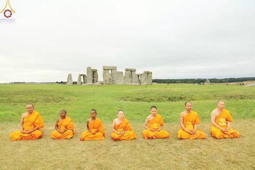 ภาพ No.150439:คณะสงฆ์และสามเณร  วัดพระธรรมกายลอนดอน สหราชอาณาจักร จัดบิณฑบาตและนั่งสมาธิที่ Stonehenge วันพุธที่ 14 สิงหาคม  พ.ศ. 2567