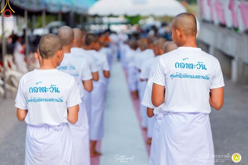 ภาพ No.215918:วันพฤหัสบดีที่ 3 เมษายน พ.ศ. 2568 พิธีบรรพชาสามเณร ภาคฤดูร้อน รุ่นที่ 15  บูชาธรรมหลวงพ่อธัมมชโย 81 ปี 81 รูป ณ ศูนย์ปฏิบัติธรรมสวนผึ้ง จ.ราชบุรี