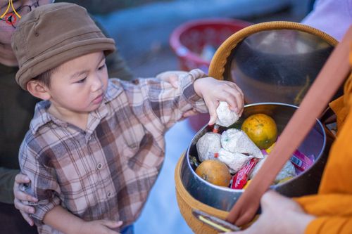 ภาพ No.187114:พิธีตักบาตรพระ ๕๐๐ รูป "สร้างบุญใหญ่ ส่งท้ายปีเก่า ต้อนรับปีใหม่ ๒๕๖๘" วันเสาร์ที่ ๒๘ ธันวาคม พ.ศ. ๒๕๖๗ ณ ถนนหน้าที่ว่าการอำเภอภูเรือ จังหวัดเลย