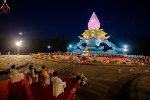 ภาพ No.97311:พิธีทอดผ้าป่า เพื่อสร้าง "ลานอเนกประสงค์พญานาค 4 ตระกูล" และพิธีจุดประทีปโคมลอย ลอยกระทง ถวายประทีปเป็นพุทธบูชา ณ พุทธอุทยานนานาชาติ จ.หนองคาย วันที่ 27 พฤศจิกายน พ.ศ. 2566