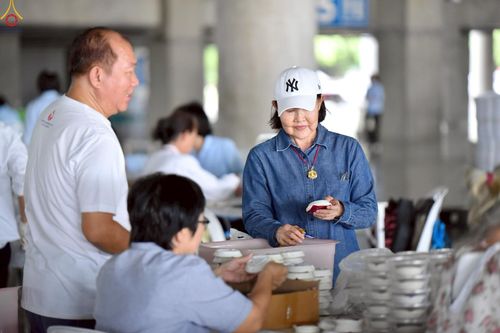 ภาพ No.239948:วันที่ 20-23 สิงหาคม พ.ศ. 2568 การเตรียมงานวันธรรมชัย ใส่ถ่านประทีป LED ที่วิหารคด 7 และ 25 วัดพระธรรมกาย