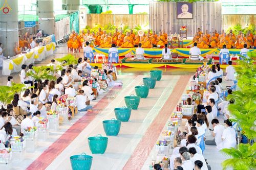 ภาพ No.229606:วันอาทิตย์ที่ 22 มิถุนายน พ.ศ. 2568 พิธีตักบาตรฉลองพระบวชใหม่ โครงการอุปสมบทหมู่ผู้บริหารรุ่นที่ 15 ณ วิหารคด วัดพระธรรมกาย