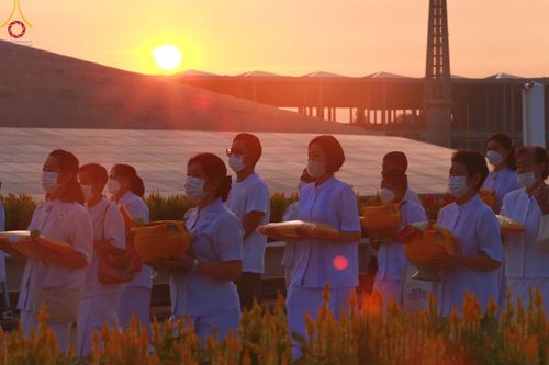 ภาพ No.101388:พิธีเวียนประทักษิณ, พิธีวันทาเจดีย์, พิธีขอขมาและมอบผ้าไตร ในโครงการอุปสมบทหมู่ รุ่นบูชาธรรมมหาปูชนียาจารย์ ณ วัดพระธรรมกาย ในวันที่ 9 ธันวาคม พ.ศ. 2566