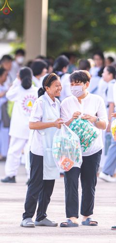 ภาพ No.143359:พิธีตักบาตร ข้าวสารอาหารแห้ง ณ บ้านแก้วเรือนทองคุณยายฯ และ พิธีบูชาข้าวพระ  ณ สภาธรรมกายสากล วัดพระธรรมกาย วันอาทิตย์ที่ 7 กรกฎาคม พ.ศ. 2567