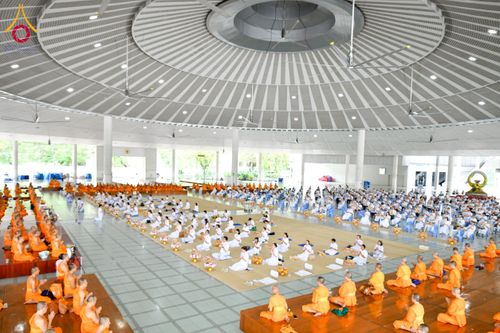 ภาพ No.214707:วันเสาร์ที่ 5 เมษายน พ.ศ. 2568 พิธีถวายภัตตาหารเมนูสวรรค์ "เพื่อการบรรลุธรรม" ณ หอฉันคุณยายอาจารย์ฯ วัดพระธรรมกาย