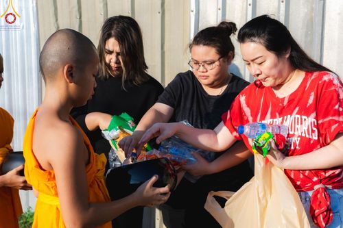 ภาพ No.57813:กิจกรรมบิณฑบาตของสามเณร โครงการบรรพชาสามเณร ฟื้นฟูพระพุทธศาสนาทั่วไทย ธุดงคสถานชลบุรี ณ ชุมชนบ้านห้วยเหียน ตำบลบ่อวิน  อำเภอศรีราชา จังหวัดชลบุรี วันที่ 27 เมษายน พ.ศ. 2567