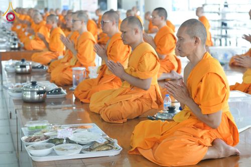 ภาพ No.198027:พิธีถวายภัตตาหารแด่พระภิกษุ สามเณร  บูชาธรรมคุณยายอาจารย์มหารัตนอุบาสิกาจันทร์ ขนนกยูง เนื่องในวาระวันคล้ายวันเกิดครบ 116 ปี วันอาทิตย์ที่ 19 มกราคม พ.ศ. 2568 ณ หอฉันคุณยายอาจารย์ฯ วัดพระธรรมกาย