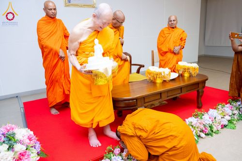 ภาพ No.223003:วันที่ 24 เมษายน พ.ศ. 2568 หลวงพ่อทัตตชีโวต้อนรับคณะสงฆ์ศรีลังกา ณ อาคาร 100 ปี คุณยายมหารัตนอุบาสิกาจันทร์ ขนนกยูง วัดพระธรรมกาย